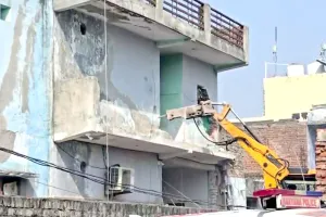Bulldozer Action: कुख्यात गैंगस्टर कौशल चौधरी के अवैध मकान पर चला बुलडोजर